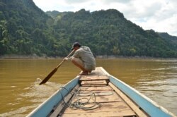 A man steers his boat on the Mekong River near Houaygno village, Nov. 4, 2019. (Zsombor Peter/VOA)