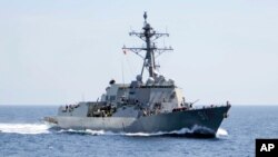 El destructor de misiles guiados USS Pinckney navegó con éxito el jueves 16 de julio de 2020 por aguas internacionales del Mar Caribe reclamadas por el gobierno en disputa de Venezuela.