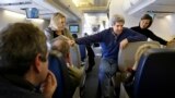 Керрі спілкується з пресою на борту літака по дорозі до Лондона.