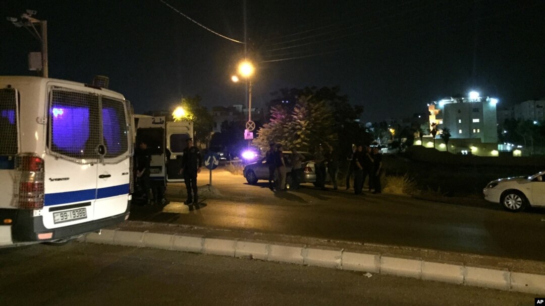 Petugas keamanan mengamankan komplek Kedutaan Israel di Amman, Yordania pasca penembakan hari Minggu (23/7). 