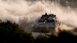 Sebuah tank Israel bermanuver di dekat perbatasan Israel-Gaza, di tengah konflik yang sedang berlangsung antara Israel dan Hamas, seperti yang terlihat dari Israel, 15 Oktober 2024. (Foto: Amir Cohen/REUTERS)