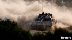 Sebuah tank Israel bermanuver di dekat perbatasan Israel-Gaza, di tengah konflik yang sedang berlangsung antara Israel dan Hamas, seperti yang terlihat dari Israel, 15 Oktober 2024. (Foto: Amir Cohen/REUTERS)