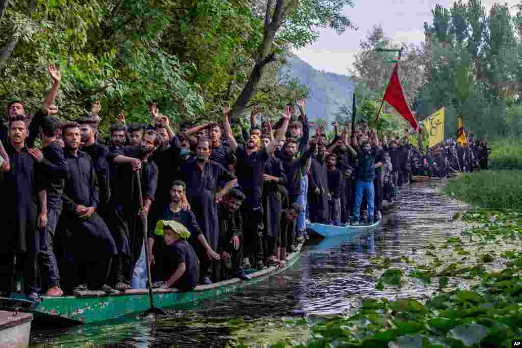 Kashmiri Shi&#39;ite Muslims participate in a Muharram procession on wooden boats in the Dal lake, outskirts of Srinagar, Indian-controlled Kashmir.