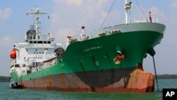 Tàu chở dầu Singapore Naniwa Maru 1 neo đậu tại cảng Klang ở Malaysia sau khi bị hải tặc tấn công và cướp dầu ở Eo biển Malacca, ngày 23/4/2014.