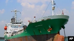 Kapal tanker Naniwa Maru 1 berlabuh di pelabuhan Klang, Malaysia, Rabu (23/4) setelah dibajak di Selat Malaka. Para perompak berhasil memindahkan sekitar tiga juta liter solar ke dua kapal di dekatnya, sebelum meloloskan diri dengan membawa tiga sandera warga Indonesia.