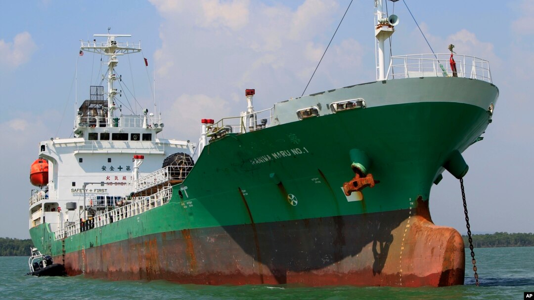 Tàu chở dầu Singapore Naniwa Maru 1 neo tại cảng Klang, Malaysia hồi tháng 4/2014 sau khi bị cướp biển cưỡng chiếm. Hải tặc ở Biển Ðông đã thực hiện nhiều vụ cướp tà dầu kể từ cuối tháng 4.