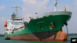 Tàu chở dầu Naniwa Maru 1 neo tại cảng Klang, Malaysia, sau khi bị cướp biển tấn công, ngày 23/4/2014.