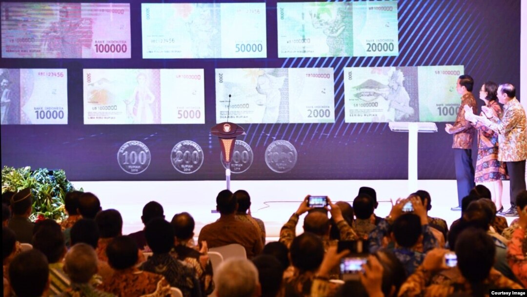 Presiden Joko Widodo, Menteri Keuangan Sri Mulyani Indrawati dan Gubernur Bank Indonesia Agus Martowardojo menyaksikan tampilan gambar uang Rupiah yang baru di Bank Indonesia, Jakarta (19/12). (Foto: Biro Pers Kepresidenan)