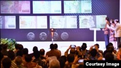 Presiden Joko Widodo, Menteri Keuangan Sri Mulyani Indrawati dan Gubernur Bank Indonesia Agus Martowardojo menyaksikan tampilan gambar uang Rupiah yang baru di Bank Indonesia, Jakarta (19/12). (Foto: Biro Pers Kepresidenan)