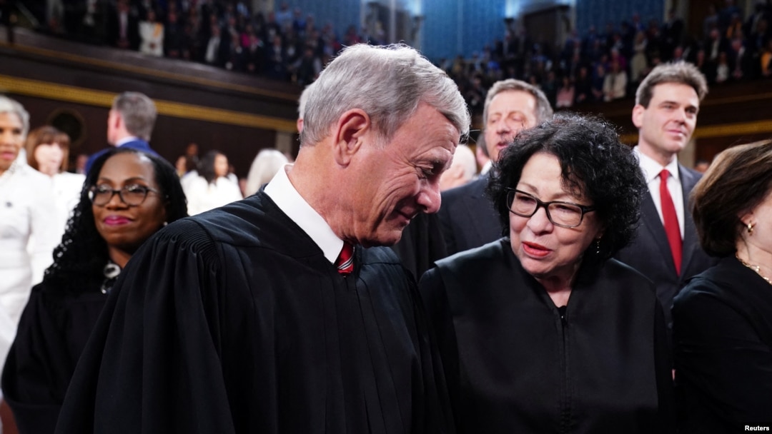 Predsjednik Vrhovnog suda John Roberts razgovara sa sutkinjom Sonjom Sotomayor u Predstavničkom domu uoči trećeg obraćanja američkog predsjednika Joea Bidena o stanju Unije u američkom Kapitolu u Washingtonu, 7. marta 2024.