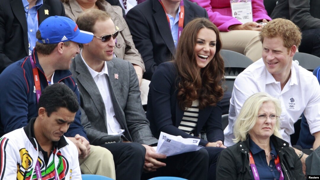 Pangeran William (kedua dari kiri), istrinya Kate dan adiknya Harry (kanan) dalam sebuah acara di London. (Foto: Dok)