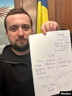 کایرلو تیموشنکو نامه استعفای دست‌نویسی در دست دارد که در آن از رئیس‌جمهوری به خاطر «فرصت انجام کارهای خوب هر روز و هر دقیقه» تشکر کرده است - ۲۴ ژانویه ۲۰۲۳