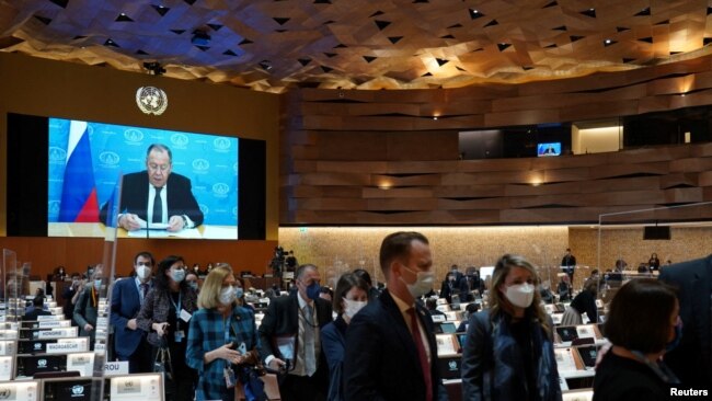 Các đại sứ và các nhà ngoại giao tại Liên Hiệp Quốc bỏ ra ngoài trong lúc Ngoại trưởng Nga Lavrov phát biểu để phản hành động quân sự của Nga ở Ukraine