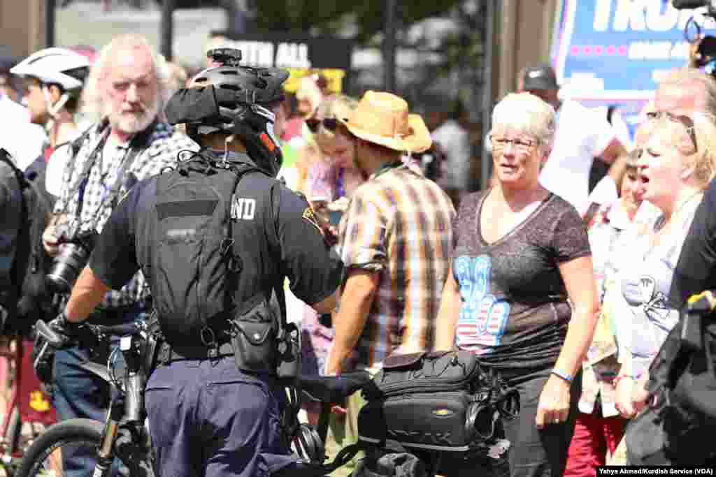 Kelompok pro-agama dan demonstran lainnya bersitegang kembali di Public Square sementara polisi mencoba memisahkan mereka, di Cleveland, 20 Juli 2016.