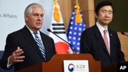 US Secretary of State Rex Tillerson, left, speaks as South Korean Foreign Minister Yun Byung-se looks on during a press conference in Seoul, March 17, 2017. 