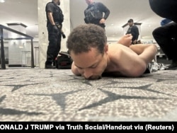 特朗普总统在真相社交平台发布的白宫记者协会晚宴枪击案嫌疑人科尔·托马斯·艾伦在现场被制伏的照片。