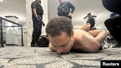 نیروهای امنیتی، کول توماس آلن، مظنون به تیراندازی در مراسم شام انجمن خبرنگاران کاخ سفید، را در هتل واشنگتن هیلتون بازداشت کردند - ۵ اردیبهشت ۱۴۰۵ واشنگتن