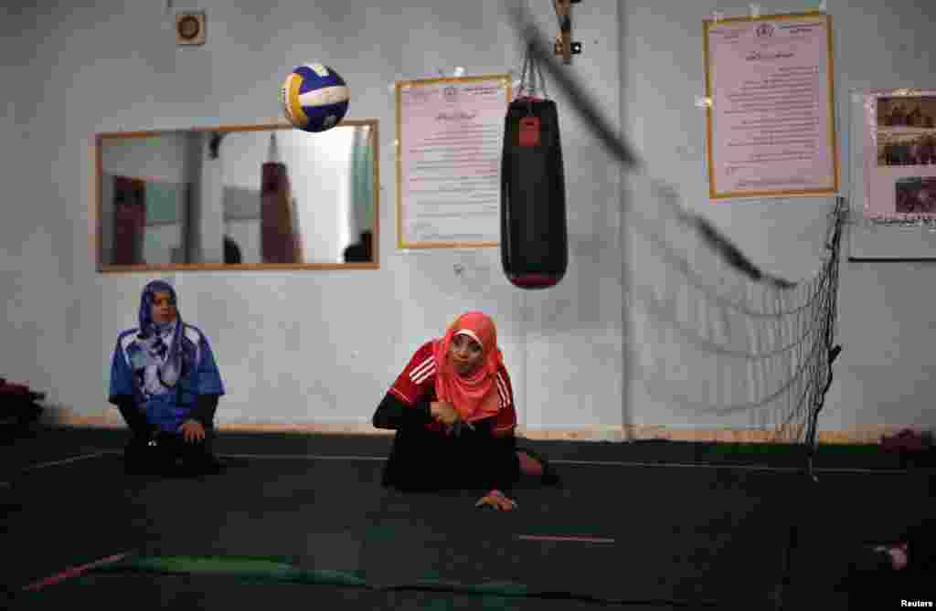 ایک خاتون کھلاڑی بال کو حاصل کرنے کی کوشش کر رہی ہے۔