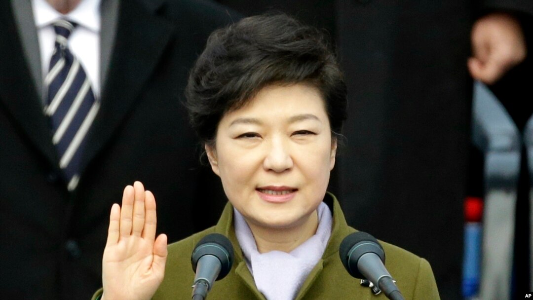 Presiden baru Korea Selatan, Park Geun-hye diambil sumpahnya di gedung Majelis Nasional di Seoul (25/2). 