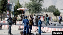 Polisi Afghanistan memeriksa lokasi ledakan di Kabul, 22 Juli 2018. (Foto: dok). 