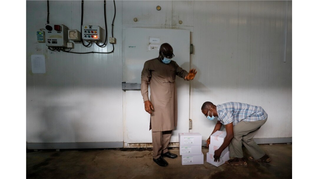 Seorang pekerja menyimpan kotak vaksin di ruangan dingin saat negara tersebut menerima batch pertama vaksin COVID-19 di bawah skema COVAX, di Accra, Ghana, 24 Februari 2021. (REUTERS / Francis Kokoroko)
