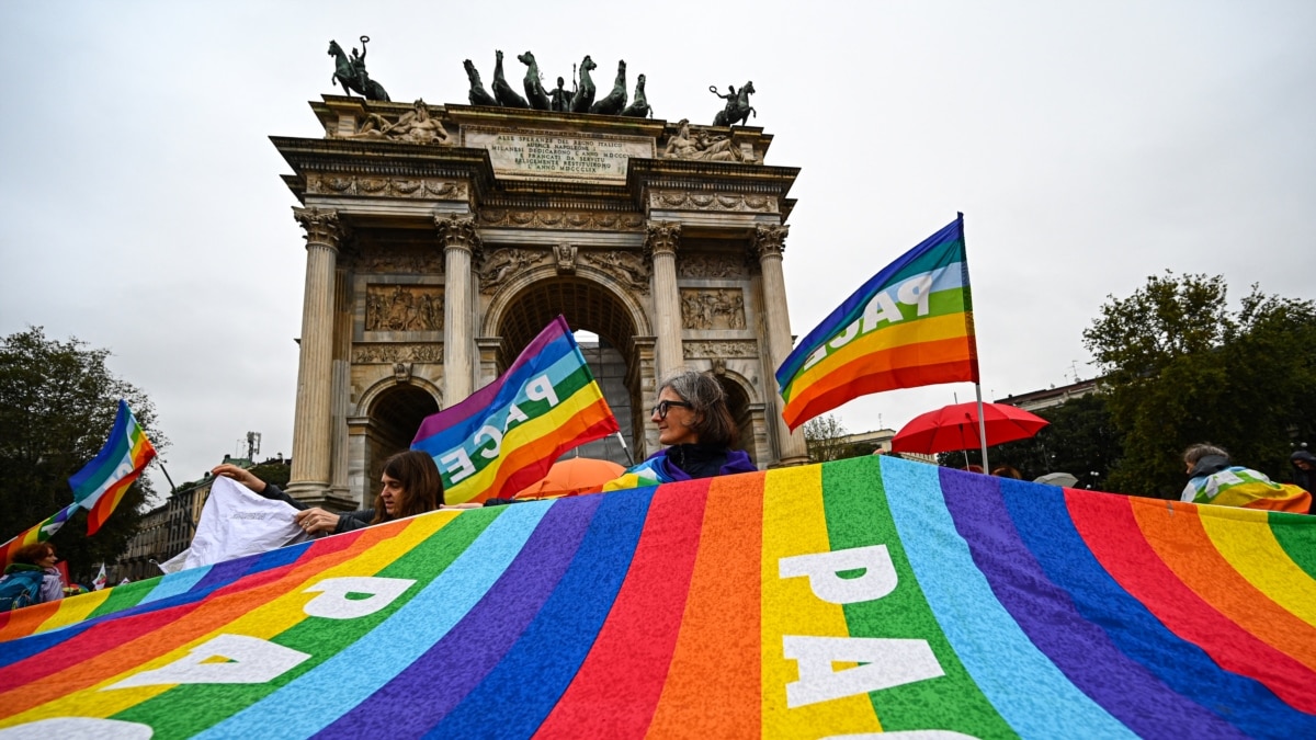 Thousands of demonstrators march across Italy to call for end to wars