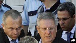 Fenerbahce Chairman Aziz Yildirim (top, 2nd L) is escorted by plainclothes police officers at the courthouse in Istanbul July 8, 2011