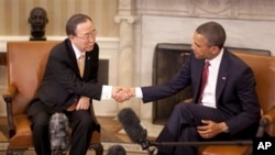 Tổng thống Hoa Kỳ Barack Obama (phải) và Tổng thư ký Liên hiệp quốc Ban Ki-moon trong cuộc họp tại Tòa Bạch Ốc 11/4/13