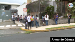 Ante la falta de empleo, nicaragüenses, entre ellos muchos refugiados, han acudido a donación de comidas de ONGs.[Foto: Armando Gómez/VOA]