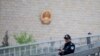 资料照：一名警察在审理维权律师许志永案的中国最高人民法院外巡逻。