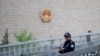 资料照：一名警察在审理维权律师许志永案的中国最高人民法院外巡逻。