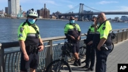 Cảnh sát Thành phố New York tuần tra tại Công viên New East River ngày 2/5/2020.