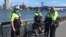 Cảnh sát Thành phố New York tuần tra tại Công viên New East River ngày 2/5/2020.