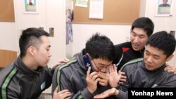 한국 국방부는 지난 2016년 1월부터 전군 병영 생활관에서 병사 수신용 공용 휴대폰 운용을 시작한다고 밝혔다. 장병들이 '병사 수신용 공용 휴대전화'로 통화를 하고 있다. 