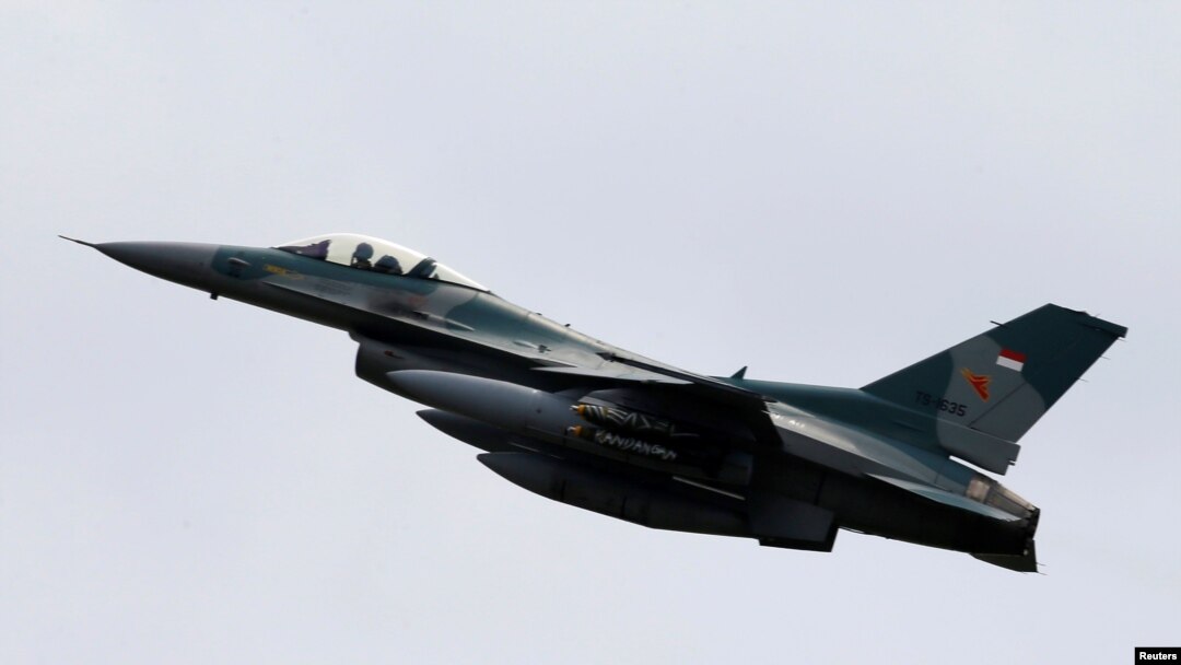 Sebuah jet tempur F16 terlihat selama latihan militer di pangkalan udara militer Ranai di Pulau Natuna, provinsi Kepulauan Riau, Indonesia 6 Oktober 2016. (Foto: Reuters/Beawiharta)