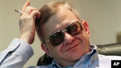 Tom Clancy di rumahnya di Calvert County, Maryland (foto: dok).