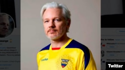 Julian Assange affiche les couleurs de l'équipe de foot d'Equateur sur son compte twitter.