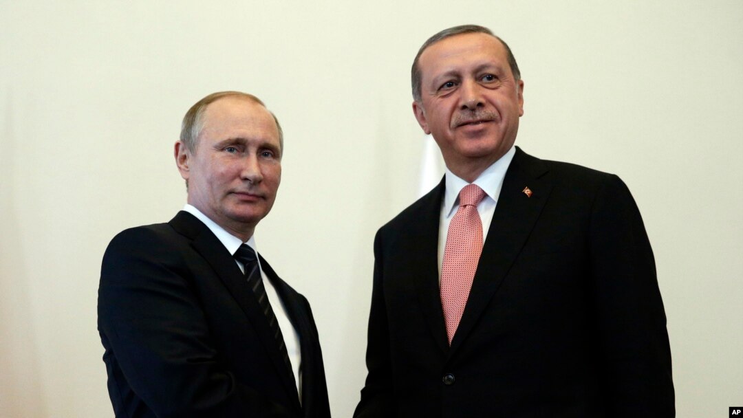 Presiden Rusia Vladimir Putin (kiri) menyambut Presiden Turki Recep Tayyip Erdogan di istana Konstantin di St.Petersburg, Rusia, Selasa (9/8). 