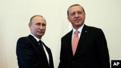 Presiden Rusia Vladimir Putin (kiri) menyambut Presiden Turki Recep Tayyip Erdogan di istana Konstantin di St.Petersburg, Rusia, Selasa (9/8). 