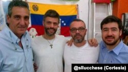 La reciente imagen de López en la cárce,(segundo de la izquierda) junto a Enzo Scarano y el exalcalde de San Cristobal, Daniel Ceballos fue difundida por Salvatore Lucchese (al lado de López) tras su salida de la cárcel.