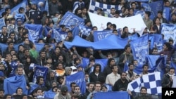 Para pendukung tim sepak bola Iran, Esteghlal, memegang bendera tim favorit merekadi stadion Azadi (Freedom), Teheran, Iran, 9 Desember 2011. (Foto: dok).