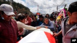 Parientes de Wilfredo Lizarme, de 18 años, recorren las calles con el ataúd de los restos del joven en la ciudad de Andahuaylas, Perú, el 13 de diciembre de 2022. Lizarme murió durante una protesta para exigir nuevas elecciones tras la destitución del exmandatario Pedro Castillo.