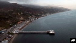 ARCHIVO - Esta vista aérea muestra el muelle de Malibu en Malibú, California, el jueves 31 de agosto de 2023. 