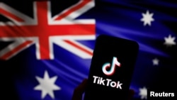 TikTok app တံဆိပ်နဲ့ သြစတေးလျနိုင်ငံအလံနောက်ခံ