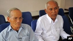 Cambodian survivors of the Khmer Rouge's infamous Tuol Sleng prison, Bou Meng (L) and Chum Mey (R), sit at the home of prominent Cambodian artist Vann Nath in Phnom Penh, (File September 5, 2011).