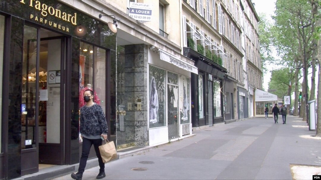 Shops like Fragonard on Boulevard Saint Germain are preparing to reopen. (Lisa Bryant/VOA)