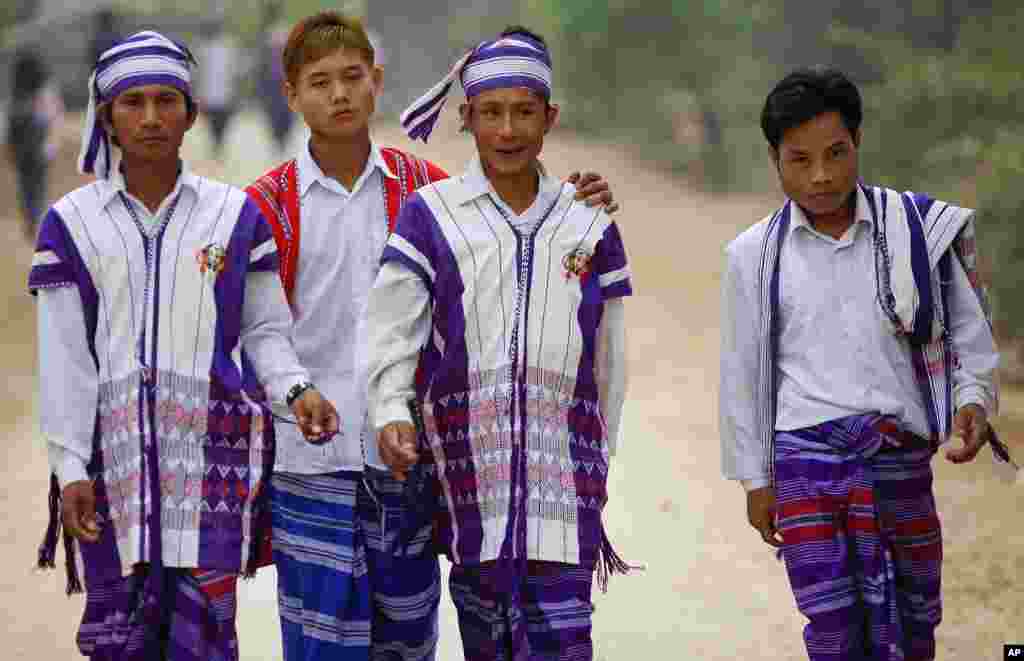 People wearing traditional clothes arrive at a polling station in Kawhmu township where Aung San Suu Kyi stands as a candidate in parliamentary by-elections, April 1, 2012. (Reuters)