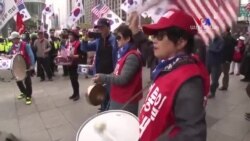 Թրամփին Հարավային Կորեայում դիմավորում են հակառակ դիրքերից