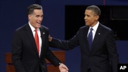 Kandidat calon presiden AS dari partai Republik, Mitt Romney dan Presiden AS Barack Obama seusai Debat Pertama Capres AS di Denver (3/10). Kedua kubu kampanye capres AS telah merilis serangkaian kampanye bertema Tiongkok