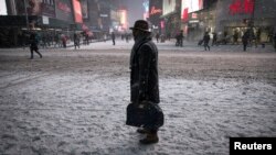 Suasana di Times Square, kawasan Manhattan, New York, saat dilanda salju Senin (26/1) malam.